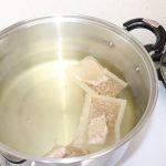 鍋でだしを取り、切った野菜を煮る。