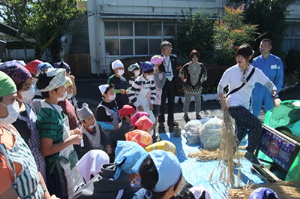 上鷺宮小学校で秋の米祭りで大騒ぎ！